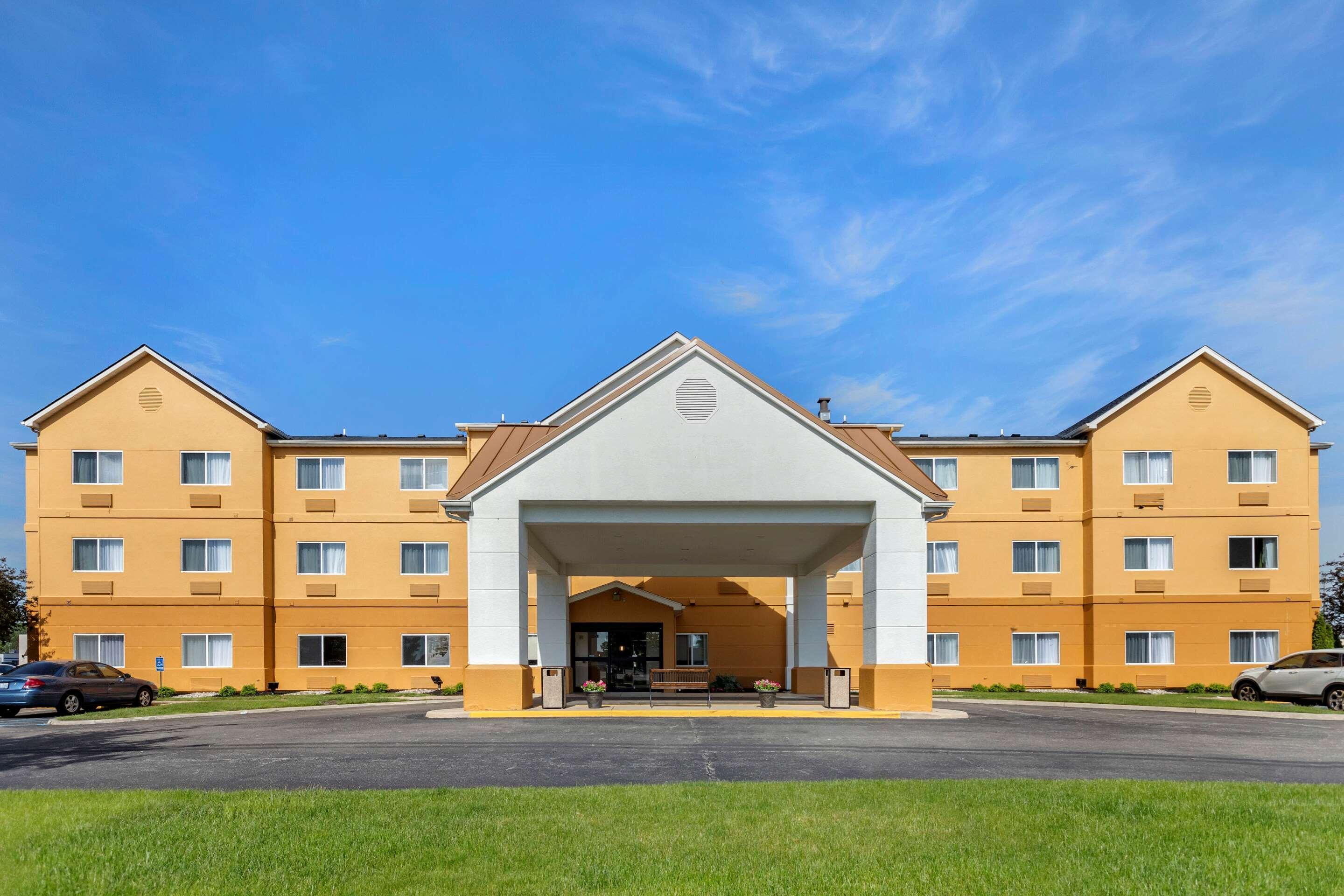 Quality Inn & Suites Bay City Exterior photo